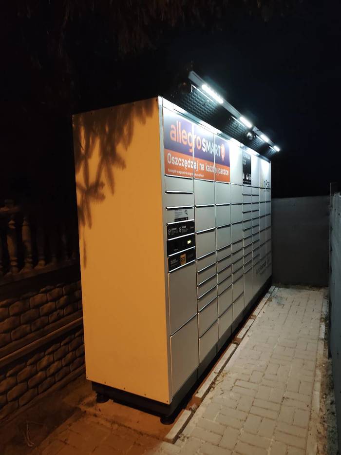 Parcel Locker BOOO01BAPP przy wjeździe na posesję