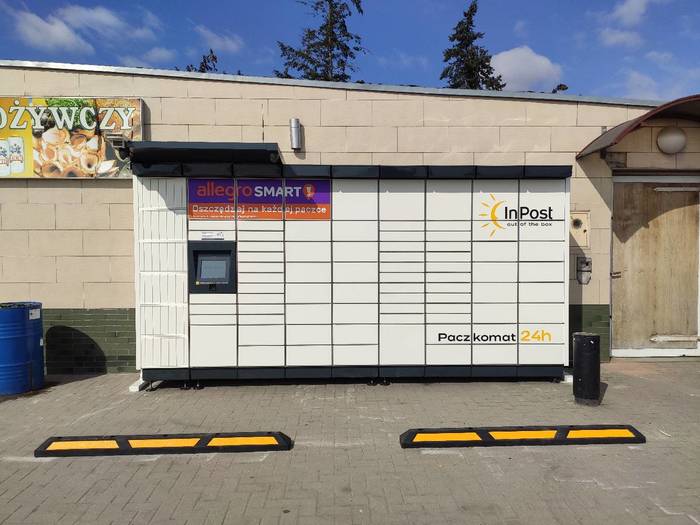 Paczkomat BOOO01M przy sklepie spożywczym