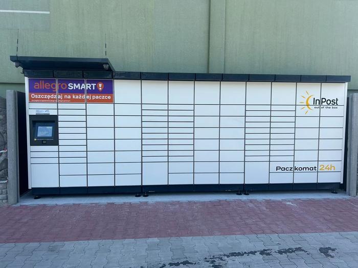 Paczkomat BOPO01M Na parkingu przy WOY Supermarket