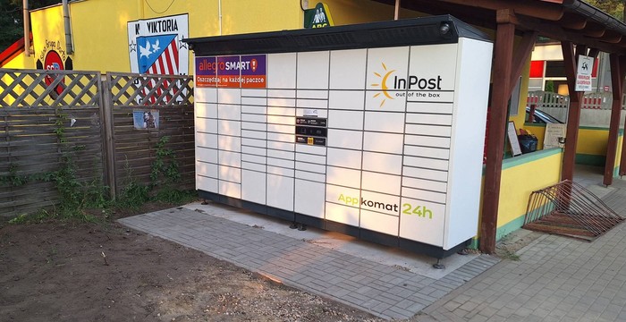 Parcel Locker BORE01BAPP Po lewej stronie od wejścia do sklepu.