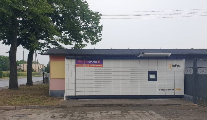 Parcel Locker BORZ01M przy parkingu sklepu meblowego