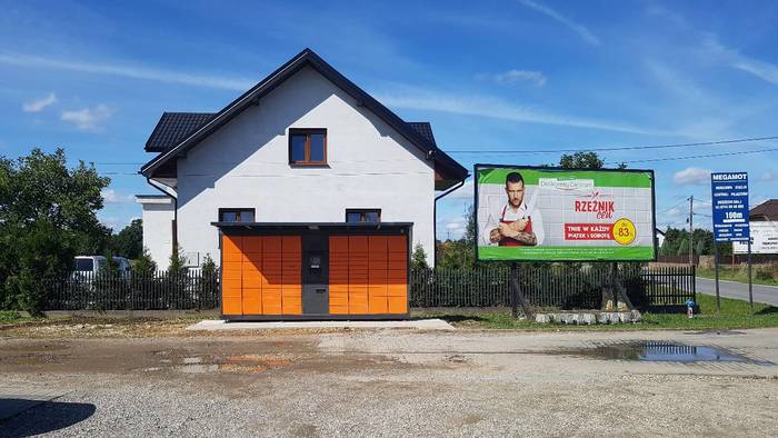 Paczkomat BOX01F Przy sklepie Delikatesy Centrum