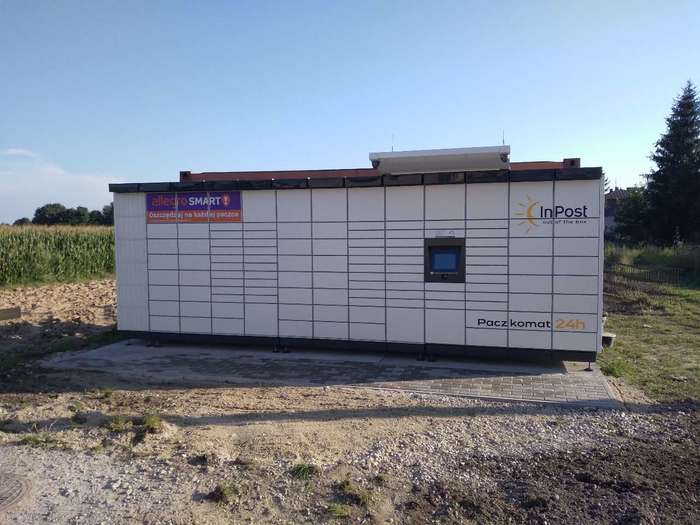 Paczkomat BOX02M Z boku drugiego budynku