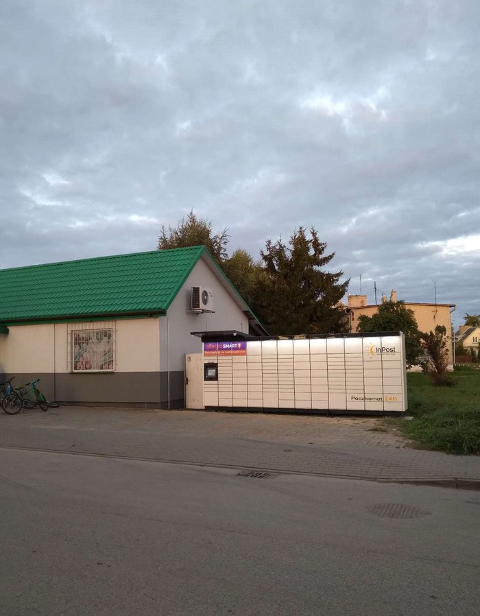 Paczkomat BPD07M Obok sklepu spożywczego