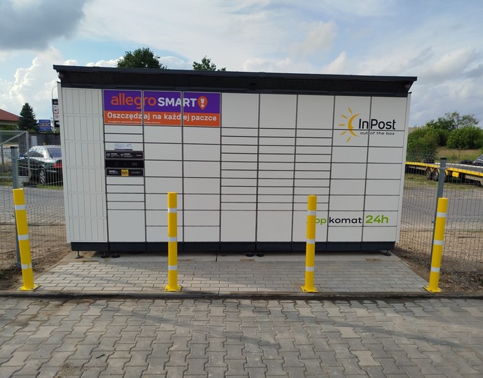 Paczkomat BPO01BAPP parking przed budynkiem