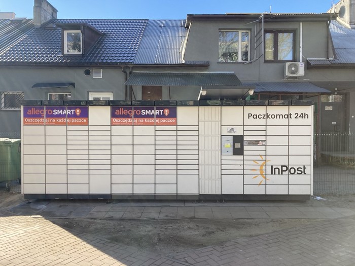 Paczkomat BPO05N Przy sklepie Delikatesy Centrum