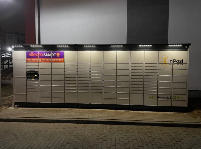 Paczkomat BPO06BAPP parking przed budynkiem od strony osiedla