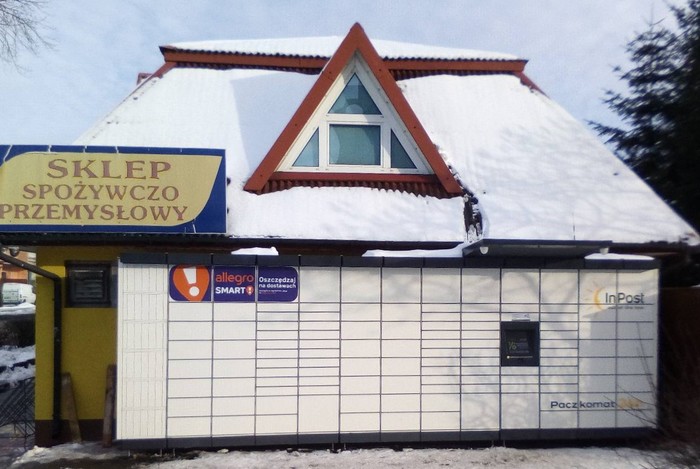 Paczkomat BPO07M Przy wejściu do sklepu