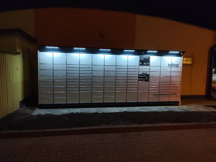 Parcel Locker BPO08BAPP parking przed sklepem
