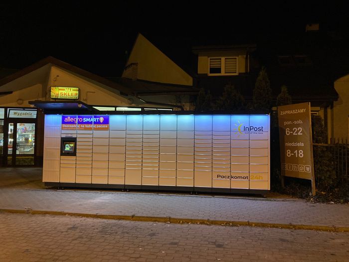 Paczkomat BPO09M Przed sklepem spożywczym MAX