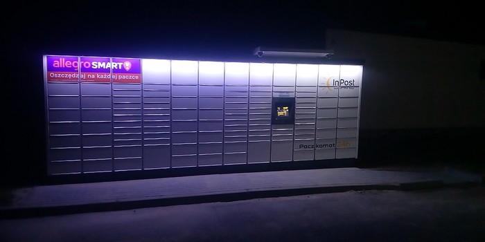 Paczkomat BPR01M posesja prywatna, obok biblioteki