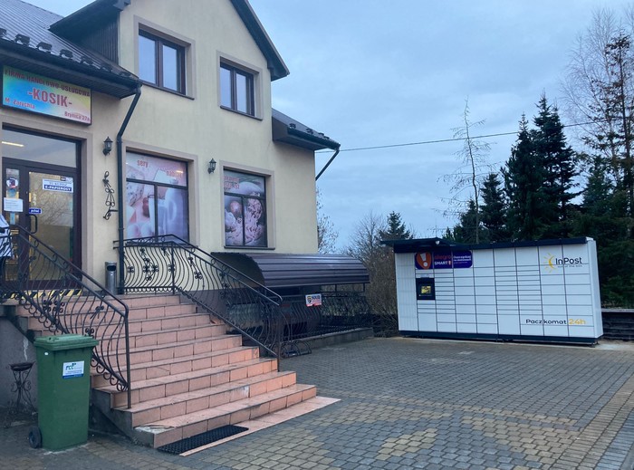 Paczkomat BQC01M Parking przed sklepem Kosik