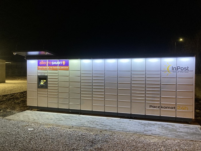Paczkomat BQG01M Przy wjeździe, po prawej stronie