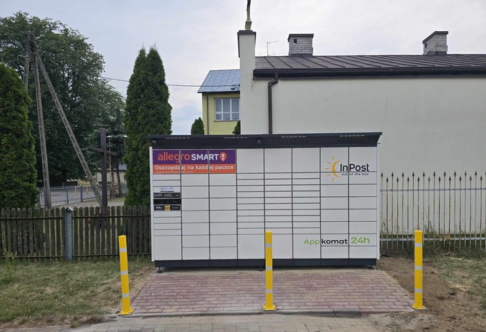 Paczkomat BQKY01BAPP parking przed sklepem
