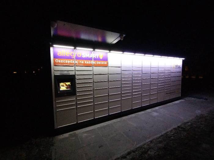 Поштомат BQO01M obok sklepu