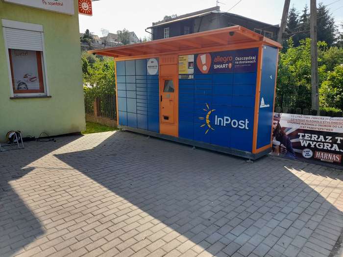 Paczkomat BQZ01G Na parkingu sklepu