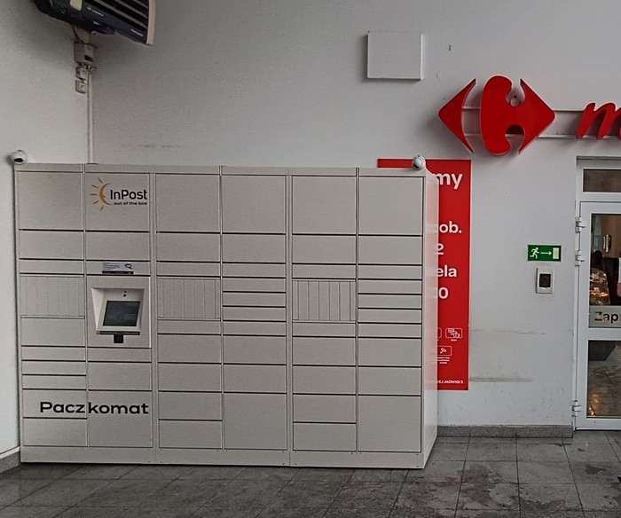 Paczkomat BRE01HP W holu Galerii przy schodach na wyższe piętra