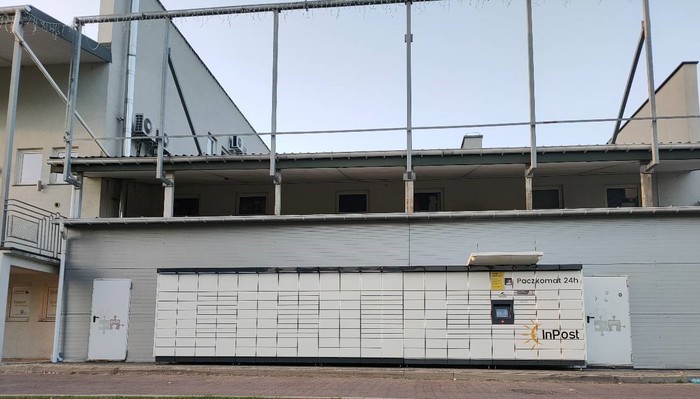 Paczkomat BRE01M Z tyłu Galerii Brzeskiej