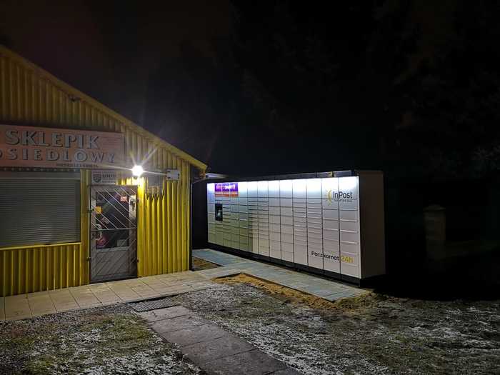 Paczkomat BRE08M Przy wejściu do sklepu