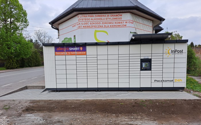 Paczkomat BRE09M Z boku sklepu