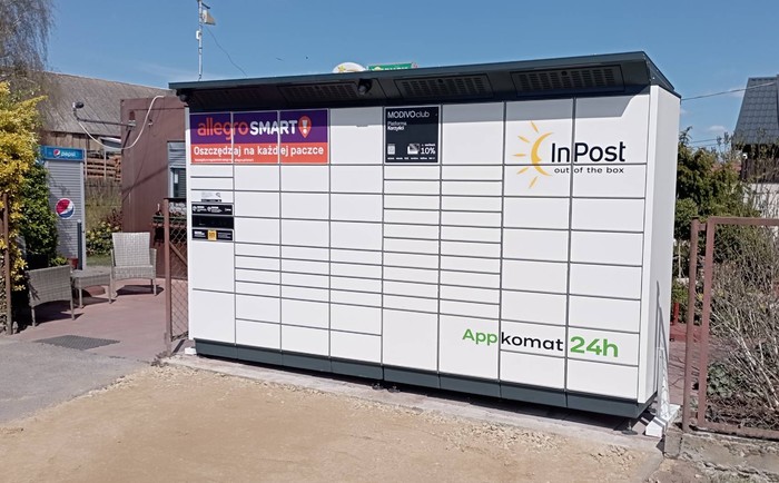 Paczkomat BREQ01BAPP na posesji przy sklepie