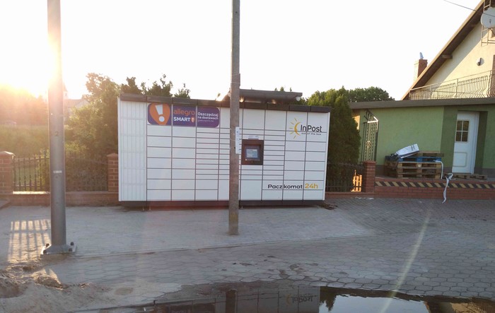 Paczkomat BRH01M przy sklepie spożywczym