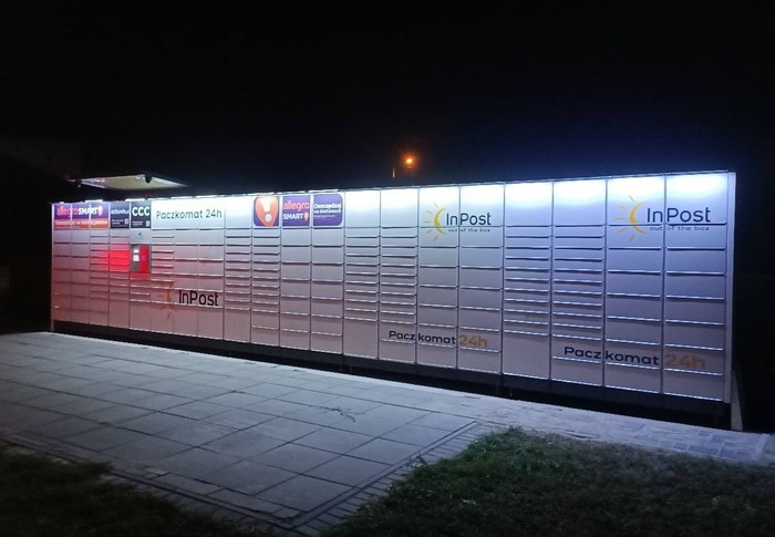 Paczkomat BRI02N W płocie posesji prywatnej