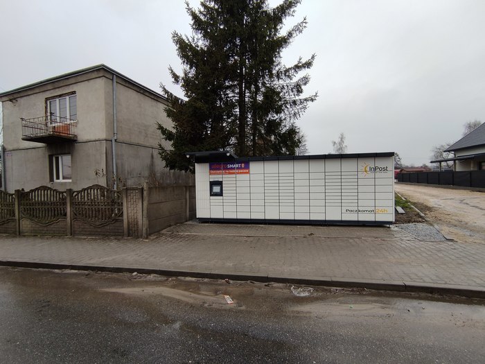 Paczkomat BRK02M przed budynkiem