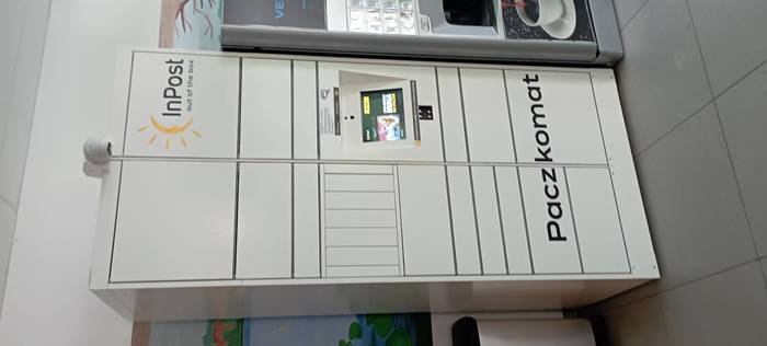 Paczkomat BRL01HP W holu szpitala