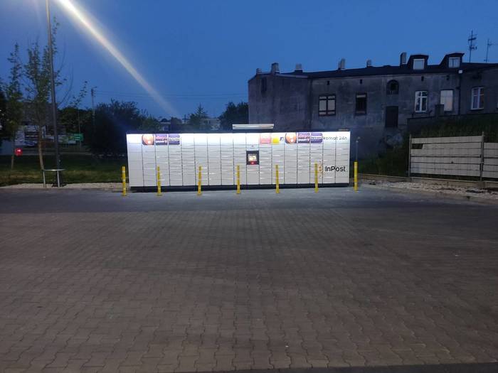 Paczkomat BRN01M Na końcu parkingu sklepu Lidl