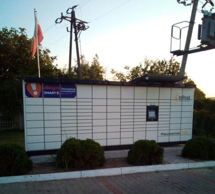Paczkomat BRN03M Na parkingu przy stacji paliw Tamir