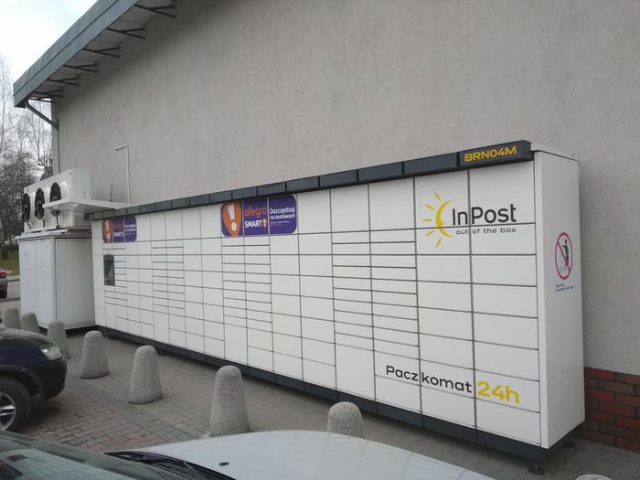 Paczkomat BRN04M Obok sklepu Delikatesy Centrum