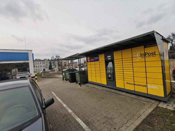 Paczkomat BRN998 Na parkingu