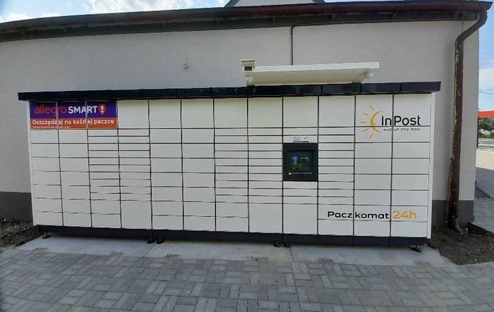 Parcel Locker BRNA01M Na bocznej ścianie pawilonu handlowego