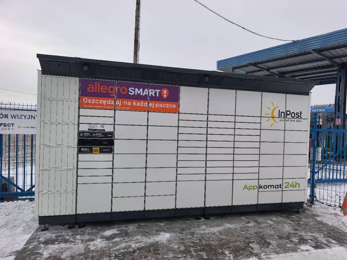 Поштомат BROV01BAPP Przy bramie i parkingu.