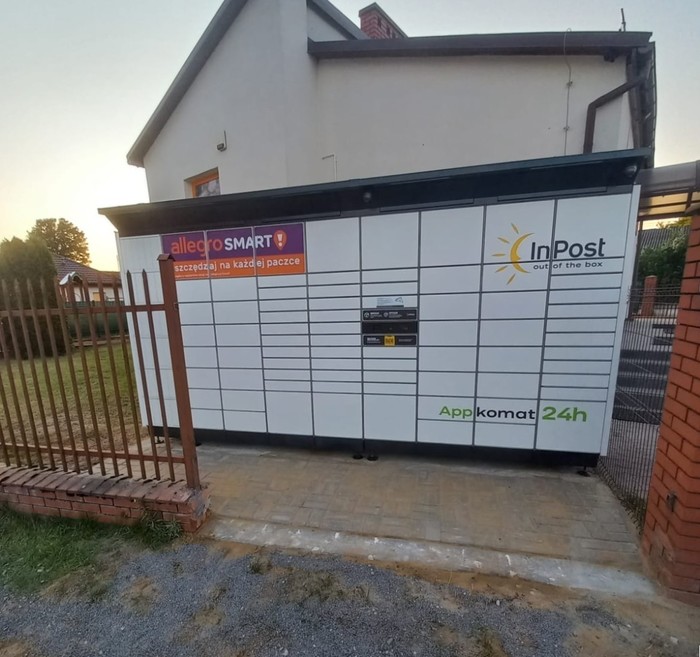 Parcel Locker BRSZ01BAPP parking przed sklepem
