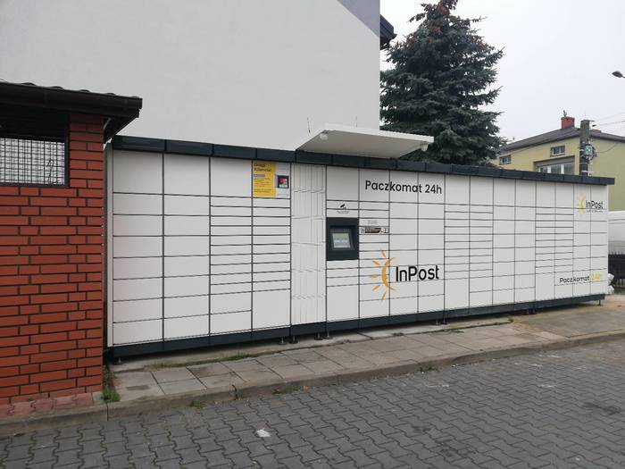Поштомат BRW01M Na parkingu za sklepem PSS Społem Brwinów