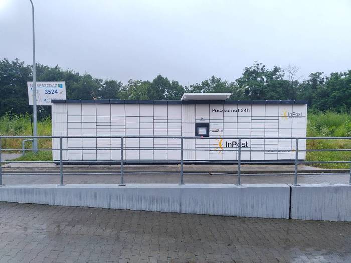 Paczkomat BRZ01M Po prawej stronie parkingu przy sklepie Netto