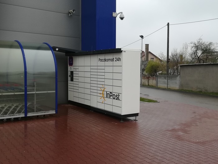 Paczkomat BRZ05N Po lewej stronie centrum Domers