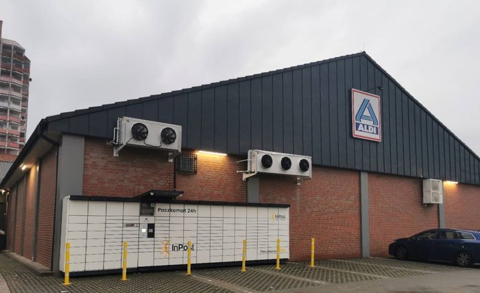 Paczkomat BRZ06N Po prawej stronie za sklepem Aldi