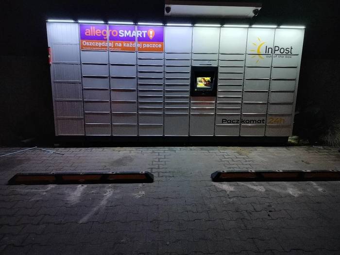 Paczkomat BRZE01M parking przy Centrum Ogrodniczym
