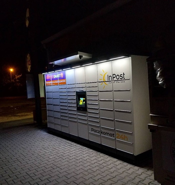 Paczkomat BRZO01M przy parkingu