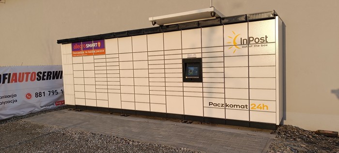 Paczkomat BRZZ01M Boczna ścian budynku usługowego przy drodze