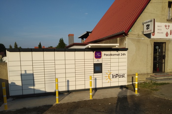Paczkomat BSA01M Po lewej stronie od wejścia do sklepu Wędkarsko - Zoologicznego