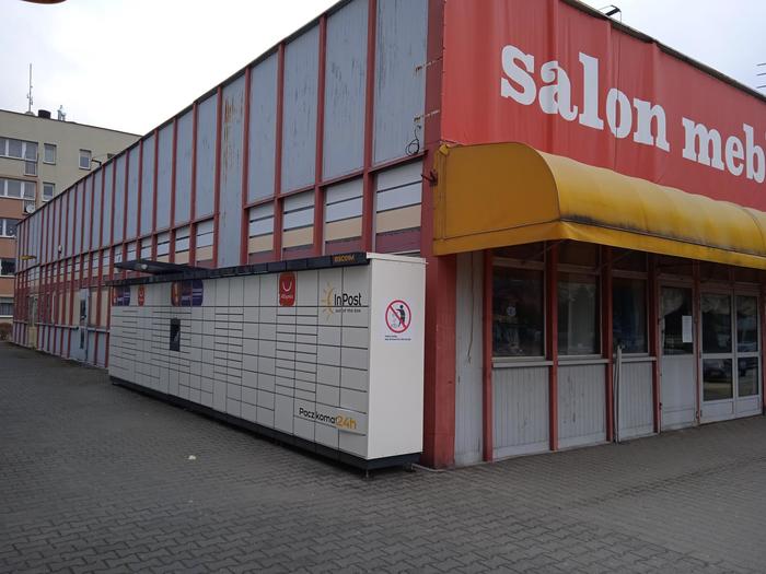 Paczkomat BSC01M Boczna ściana sklepu BRW