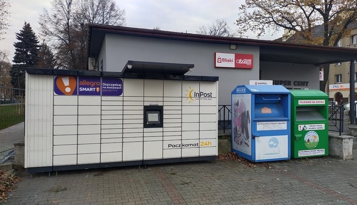 Paczkomat BSC02M Na parkingu przed sklepem