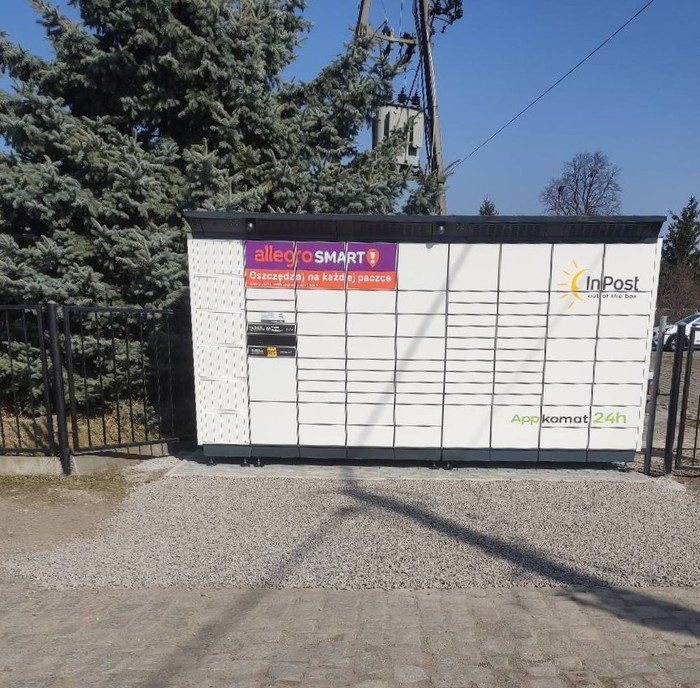 Parcel Locker BSDA01BAPP W płocie za przystankiem autobusowym