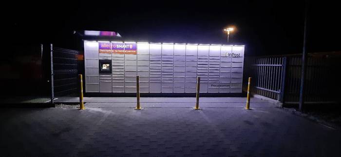 Paczkomat BSO01M Po prawej stronie od wejścia do sklepu Delikatesy Centrum