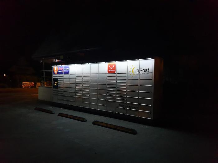 Parcel Locker BTA02M przy wejściu do sklepu GAMA