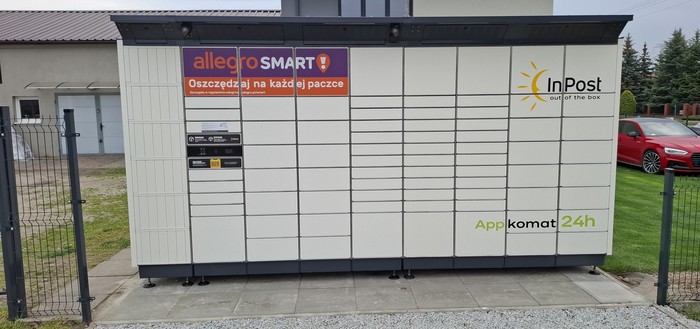 Parcel Locker BTRQ01BAPP Przy ogrodzeniu firmy z odzieżą roboczą